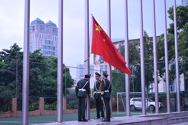 雨中注目礼国旗在心中舞蹈学院顺利举行升旗仪式