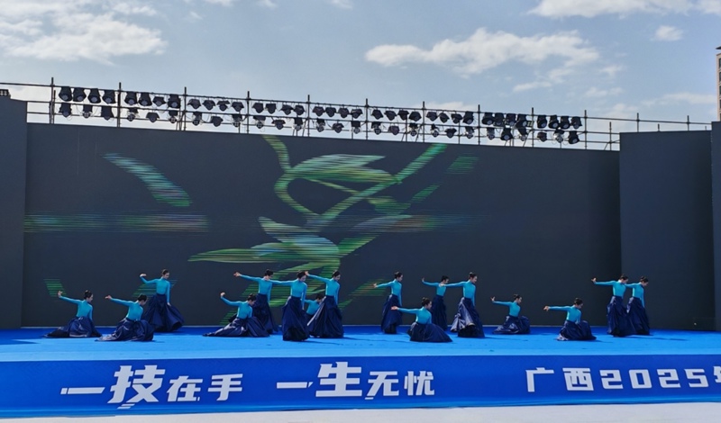 附校学子以古典之美 闪耀广西职教周  附校应邀参加广西2025年职业教育周开幕式