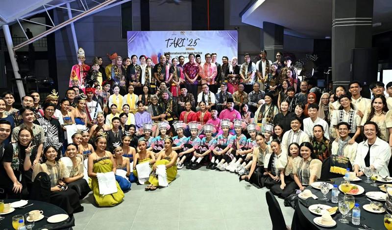 壮乡苗韵舞动国际舞台——我院作品《幸福就要跺跺脚》《苗鼓舞》精彩亮相马来西亚国际民间舞蹈节 