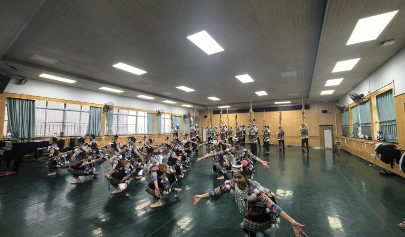 暖心慰问鼓干劲 坚守排练迎新春  ——舞蹈学院、附校领导班子看望寒假留校排练演出师生