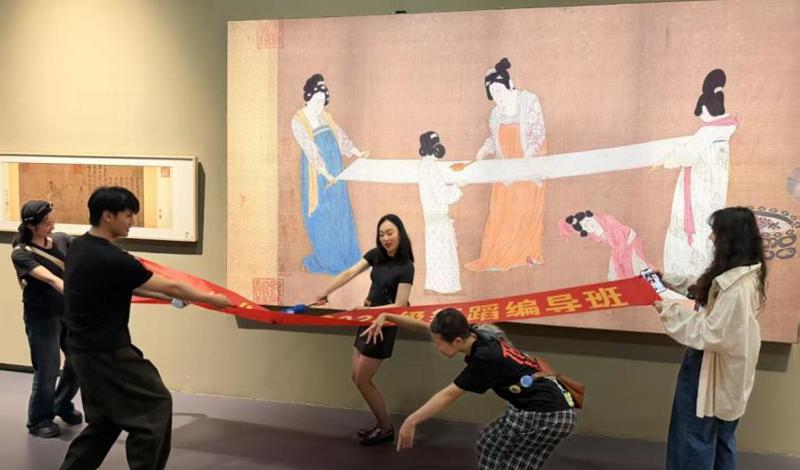 【特色主题班会】以美润心 舞画共鸣  ——舞蹈学院师生把班会开进了美术馆